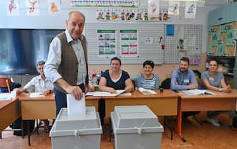 epa11399786 Hungarian President Tamas Sulyok casts his vote at a polling station during the European Parliament and the local elections in Szeged, Hungary, 09 June 2024.  EPA/Noemi Bruzak HUNGARY OUT