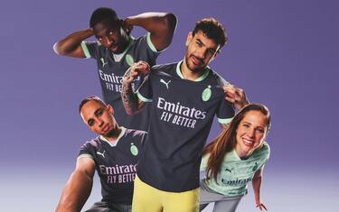 Grigia e dettagli color menta: la 3^ maglia Milan