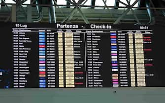 Il tabellone con i voli cancellati all'aeroporto 'Leonardo Da Vinci', Fiumicino (Roma), 15 luglio 2023. ANSA/ TELENEWS