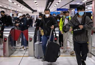 epa10394875 Travellers make their way to the Hong Kong immigration desks before crossing the border to China at Lok Ma Chau MTR station, in Hong Kong, China, 08 January 2023. From 08 January 2023, after three years of closures due to Covid-19 pandemic restrictions, at least 60,000 people a day are allowed to cross the Hong Kong-mainland China border each way without the need to undergo quarantine. Seven land, sea and air cross-border checkpoints have returned to regular operating hours after three years of closures or limited services under some of the world's toughest and longest pandemic restrictions. A negative polymerase chain action (PCR) test result taken within the past 48 hours is still required to travel to either side of the Hong Kong-China border.  EPA/JEROME FAVRE