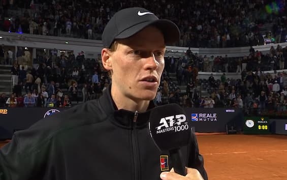 https://static.sky.it/editorialimages/d5729bdd989c5395ac82cd2093d1ac846eb7f879/skysport/it/tennis/video/2025/05/10/sinner-intervista-atp-roma-video/sinner-stamp_ok_intervista.jpg?im=Resize,width=565