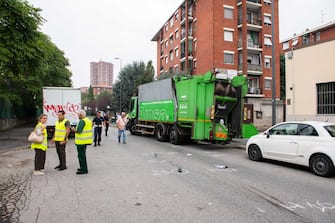 Donna travolta e trascinata da mezzo pesante Amsa, Polizia Locale sul posto per effettuare i rilievi, Milano, 18 settembre 2023. Soccorsa dal 118 mentre si trovava in arresto cardiocircolatorio, la donna di 70 anni è stata trasportata in codice rosso al San Raffaele.
Ansa/Andrea Fasani