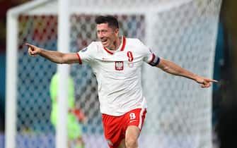 SEVILLE, SPAIN - JUNE 19: Robert Lewandowski of Poland celebrates after scoring their side's first goal during the UEFA Euro 2020 Championship Group E match between Spain and Poland at Estadio La Cartuja on June 19, 2021 in Seville, Spain. (Photo by Fran Santiago - UEFA/UEFA via Getty Images)