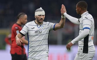 Milan, Italy. 25th Feb, 2024. Sead Kolasinac of Atalanta compliments team mate Isak Hien following the final whistle of the Serie A match at Giuseppe Meazza, Milan. Picture credit should read: Jonathan Moscrop/Sportimage Credit: Sportimage Ltd/Alamy Live News