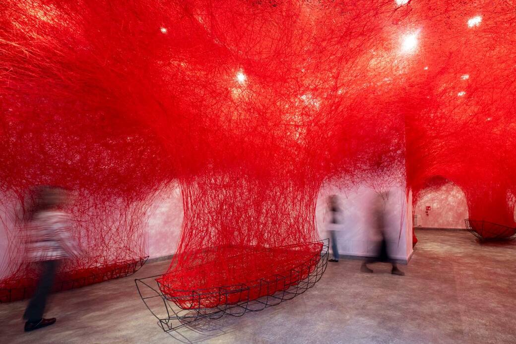 Shiota Chiharu, Uncertain Journey, 2016/2025. Metal frame, red wool - Dimensions variable - Installation view: Chiharu Shiota: The Soul Trembles, MAO Museo d’Arte Orientale, Torino, 2025 - Photo: Giorgio Perottino - Photo courtesy: MAO 
