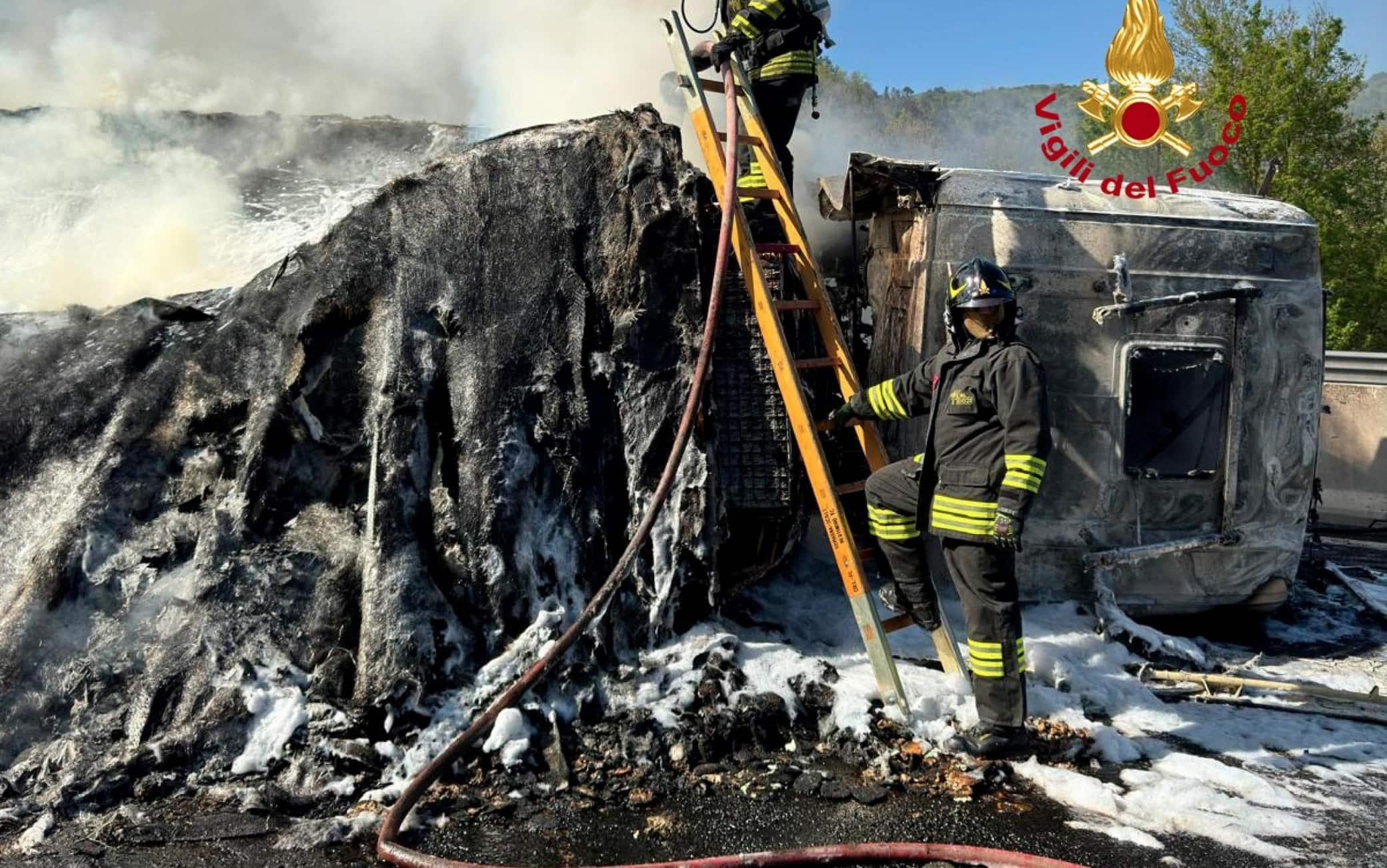 Un camion prende fuoco, l'autostrada chiusa, viabilità alternativa in tilt. Accade a due chilometri da Arezzo. L'incidente si è verificato oggi pomeriggio poco prima delle 16 sulla A1 Milano-Napoli al km 357, tra i caselli di Arezzo e Valdarno, e nel quale è rimasto coinvolto un mezzo pesante che in seguito all'incidente ha preso fuoco. Sul luogo dell'evento sono intervenuti i soccorsi meccanici, i vigili del fuoco, la polizia stradale ed il personale del 4° di Firenze di Autostrade per l'Italia, 12 aprile 2024.
ANSA/ VIGILI DEL FUOCO
+++ ANSA PROVIDES ACCESS TO THIS HANDOUT PHOTO TO BE USED SOLELY TO ILLUSTRATE NEWS REPORTING OR COMMENTARY ON THE FACTS OR EVENTS DEPICTED IN THIS IMAGE; NO ARCHIVING; NO LICENSING +++ NPK +++