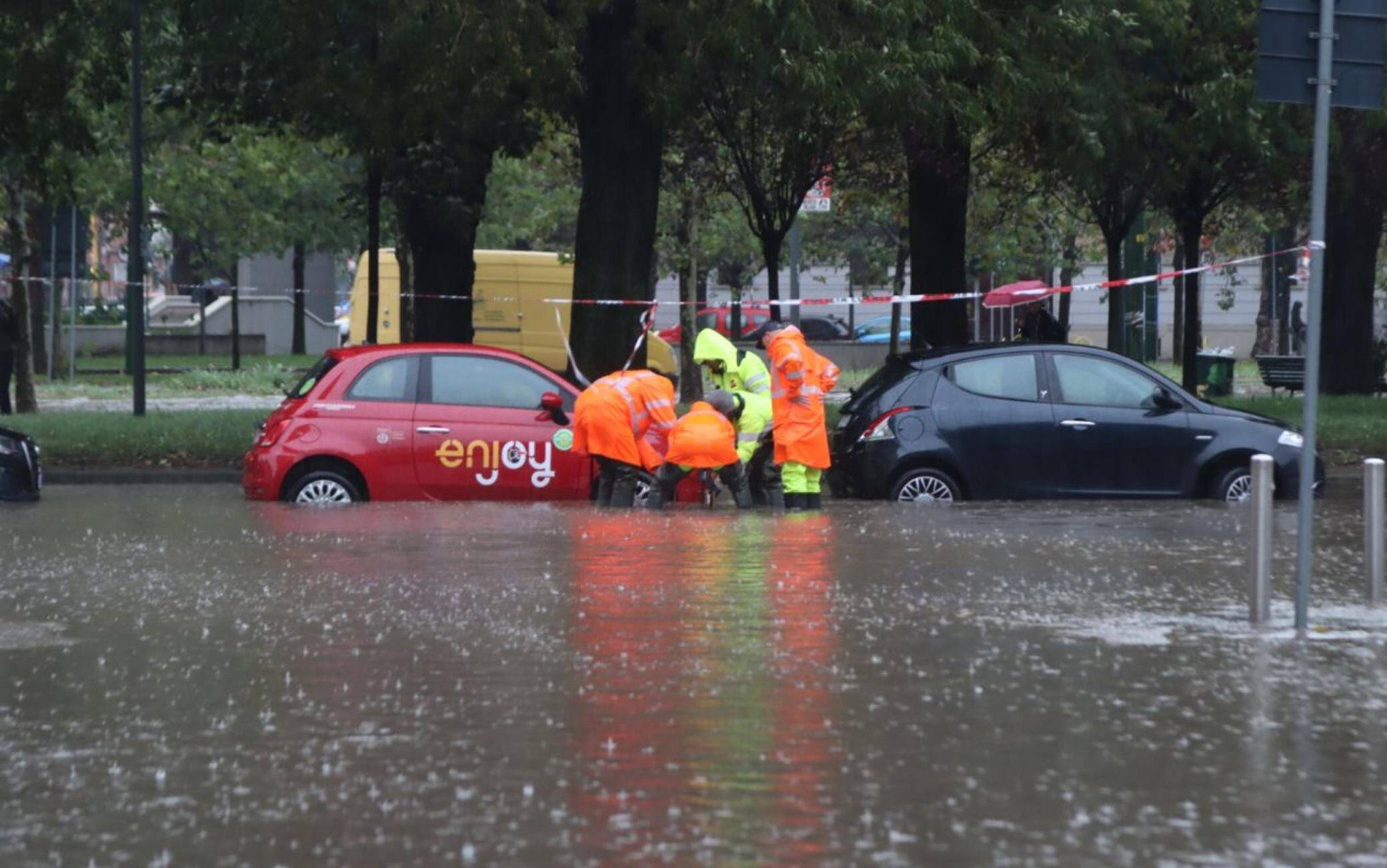 Maltempo, Nubifragio Su Milano. Esonda Il Seveso: Strade Allagate E ...