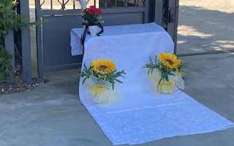 Fiori davanti all'abitazione della famiglia Pisanu