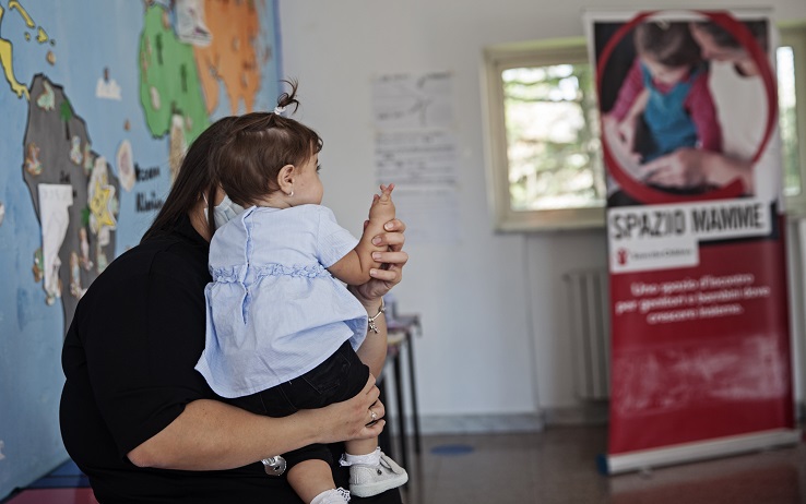 Le foto raccontano la storia di Claudia e di sua figlia Sveva che il progetto Per Mano ha preso in carico per 18 mesi. Claudia è una mamma molto giovane che, nonostante le difficoltà, fa di tutto per occuparsi al meglio della sua bambina. Grazie al progetto Per Mano Claudia ha ricevuto supporto emotivo e ascolto da parte delle operatrici dopo aver subito violenza ostetrica e in un momento di grande dolore fisico ed emotivo. Ha inoltre ricevuto supporto economico per essere visitata da specialisti, l’opportunità di incontrare altre mamme e di sentirsi meno sola, nonché di iscriversi all’università e di riprendere in mano la propria vita.