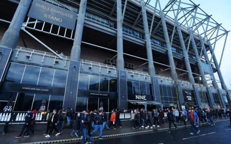 I tifosi del Newcastle all'esterno del Nine