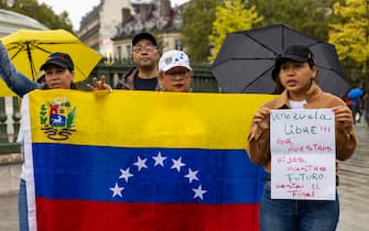 epa11553177 Protesters attend a demonstration against the Venezuelan election results, in Paris, France, 17 August 2024. The Venezuelan National Electoral Council (CNE) on 02 August 2024 proclaimed Nicolas Maduro as re-elected president of Venezuela while the opposition have been protesting against the official results claiming the victory of Edmundo Gonzalez Urrutia. The placard reads 'Free Venezuela! For our children, our future, until the end'.  EPA/ANDRE PAIN