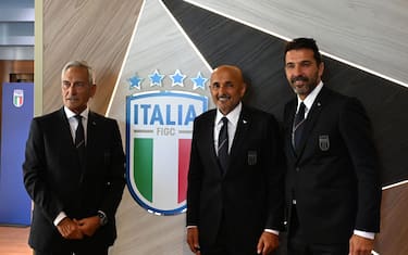 Italy's national soccer team head coach Luciano Spalletti (C) Italian national soccer FA President Gabriele Gravina (L) and Gianluigi Buffon (R) attends a press conference in Coverciano in Florence, Italy, 2 September 2023
ANSA/CLAUDIO GIOVANNINI