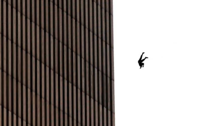 Torri gemelle 394263 22: (PUERTO RICO OUT) A man falls to his death from the World Trade Center after two planes hit the twin towers September 11, 2001 in New York City in an terrorist attack. (Photo by Jose Jimenez/Primera Hora/Getty Images)