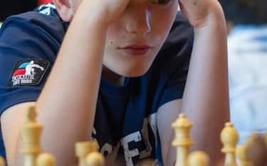 Leonardo Vincenti mentre gioca a scacchi in una foto senza data concessa dal padre, Roma, 29 Agosto 2023. COURTESY FAMIGLIA VINCENTI (npk)