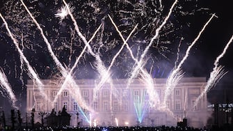 epa11051457 People attend New Year's Eve celebrations in front of the Royal Palace in Brussels, Belgium, 01 January 2024.  EPA/OLIVIER HOSLET