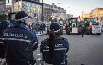 L’arrivo dei trattori davanti al Pirellone, Milano, 1 Febbraio 2024. /// Farmers taking part in a protest action arrive at the Pirelli skyscraper, seat of the Lombardy Regional Council, in Milan, Italy, 01 February 2024.
ANSA/MATTEO CORNER