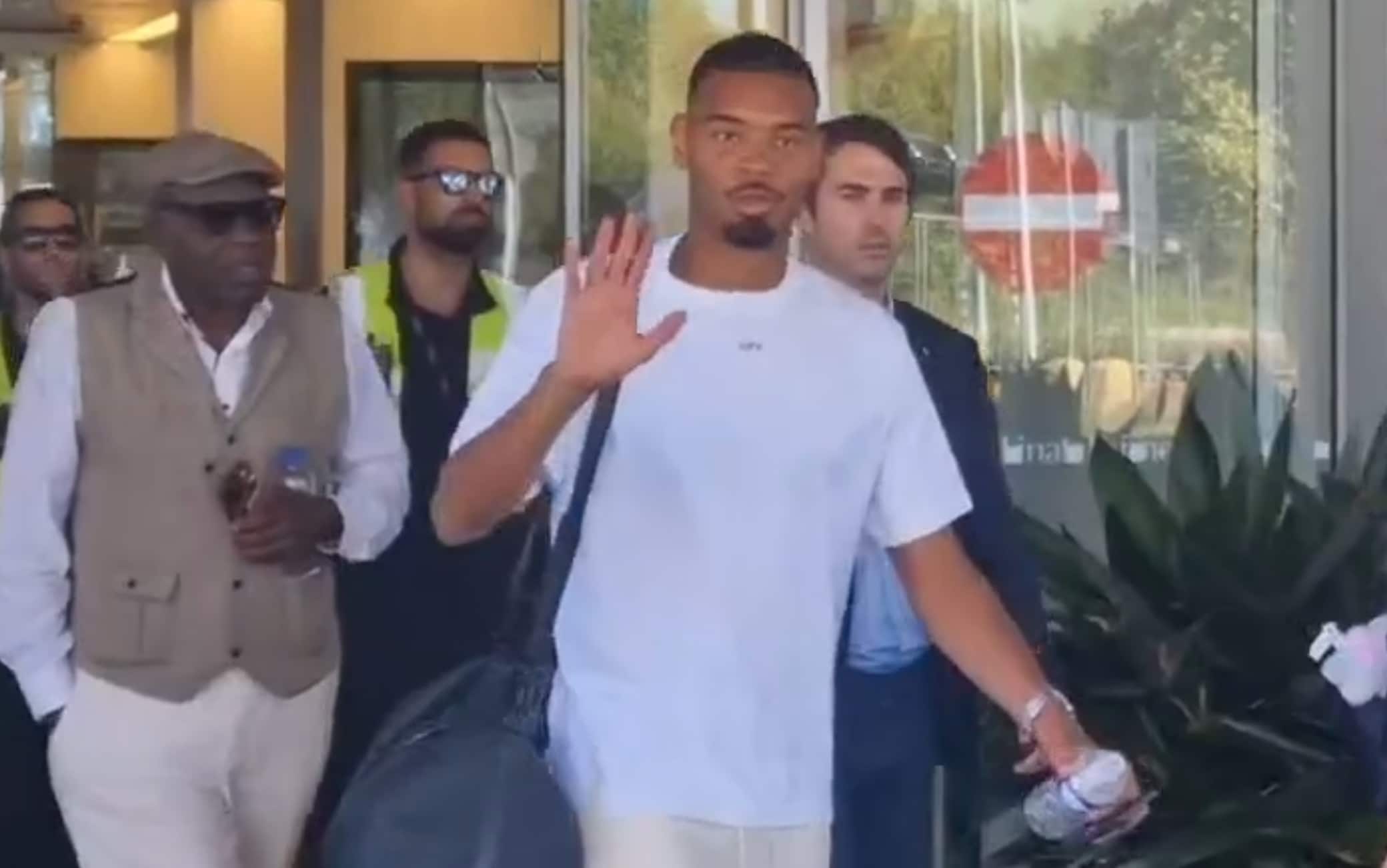 وصول اللاعب الفرنسي أندي ديوف إلى ميلانو لإجراء الفحوصات الطبية تمهيداً لانضمامه إلى إنتر ميلان