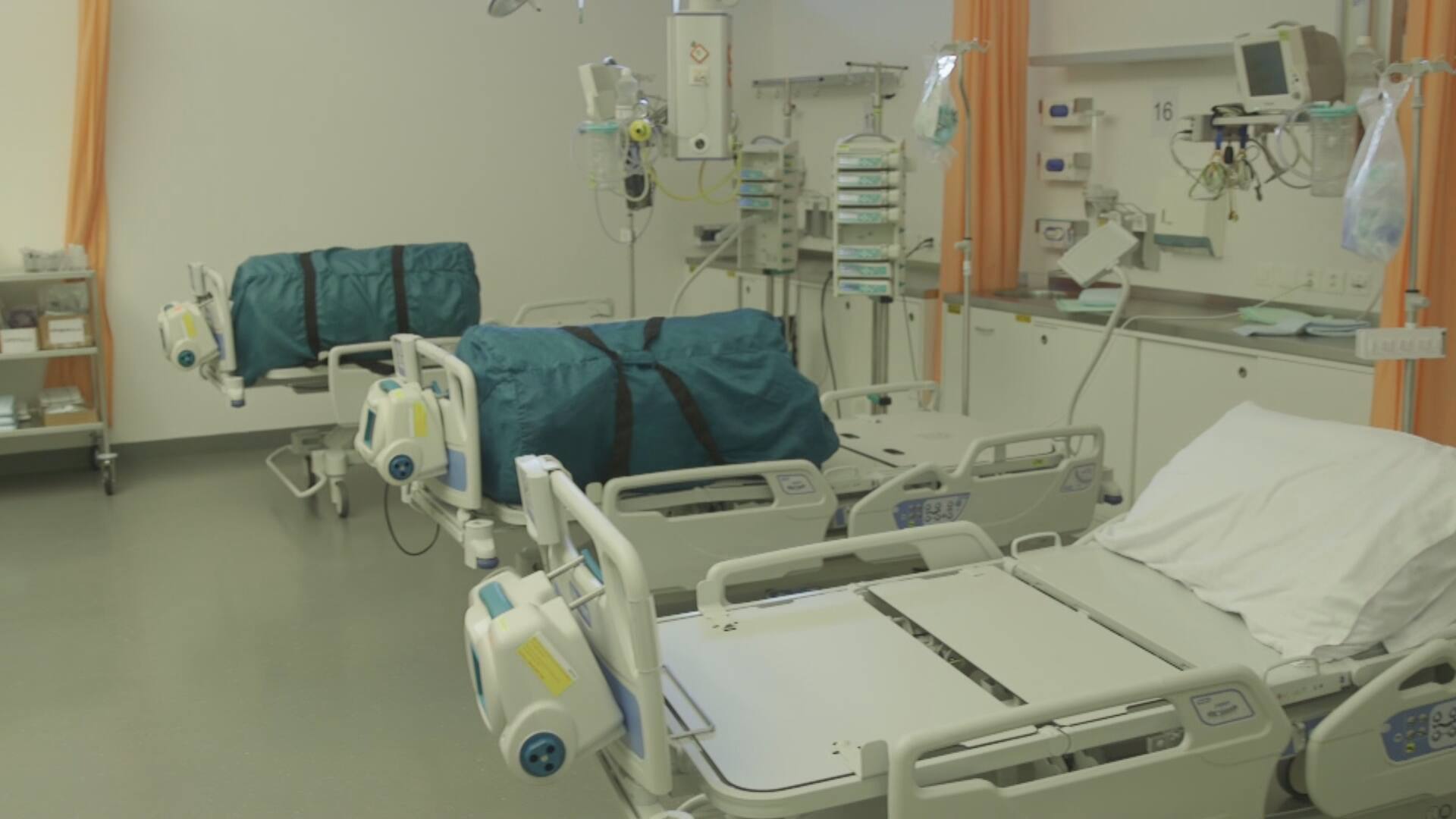 I letti vuoti a disposizione in terapia intensiva all'EOC