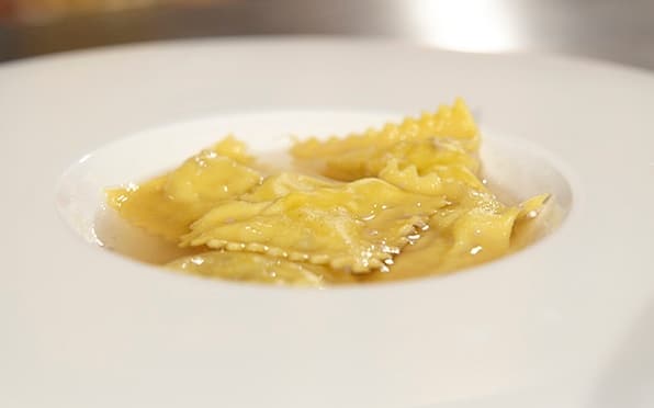 Ravioli di seppia in brodo di muschio