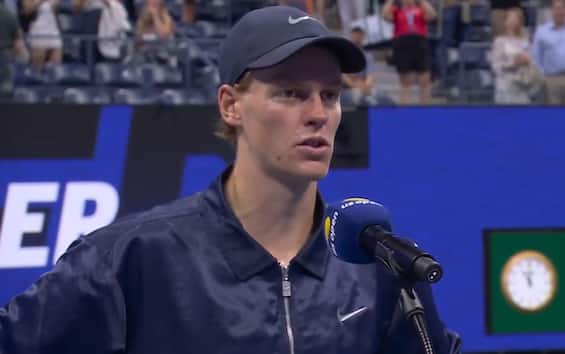 https://static.sky.it/editorialimages/d60c611c88d72068c4cbdb8eee35db4a490df6bd/skysport/it/tennis/video/2025/09/06/sinner-intervista-us-open-oggi-1033991/sinner_screen_11.jpg?im=Resize,width=565