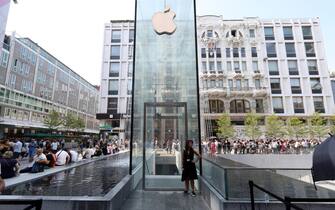 Un momento dell'inaugurazione del nuovo Apple Store in Piazza Liberty a Milano, 26 luglio 2018. ANSA/MATTEO BAZZI
