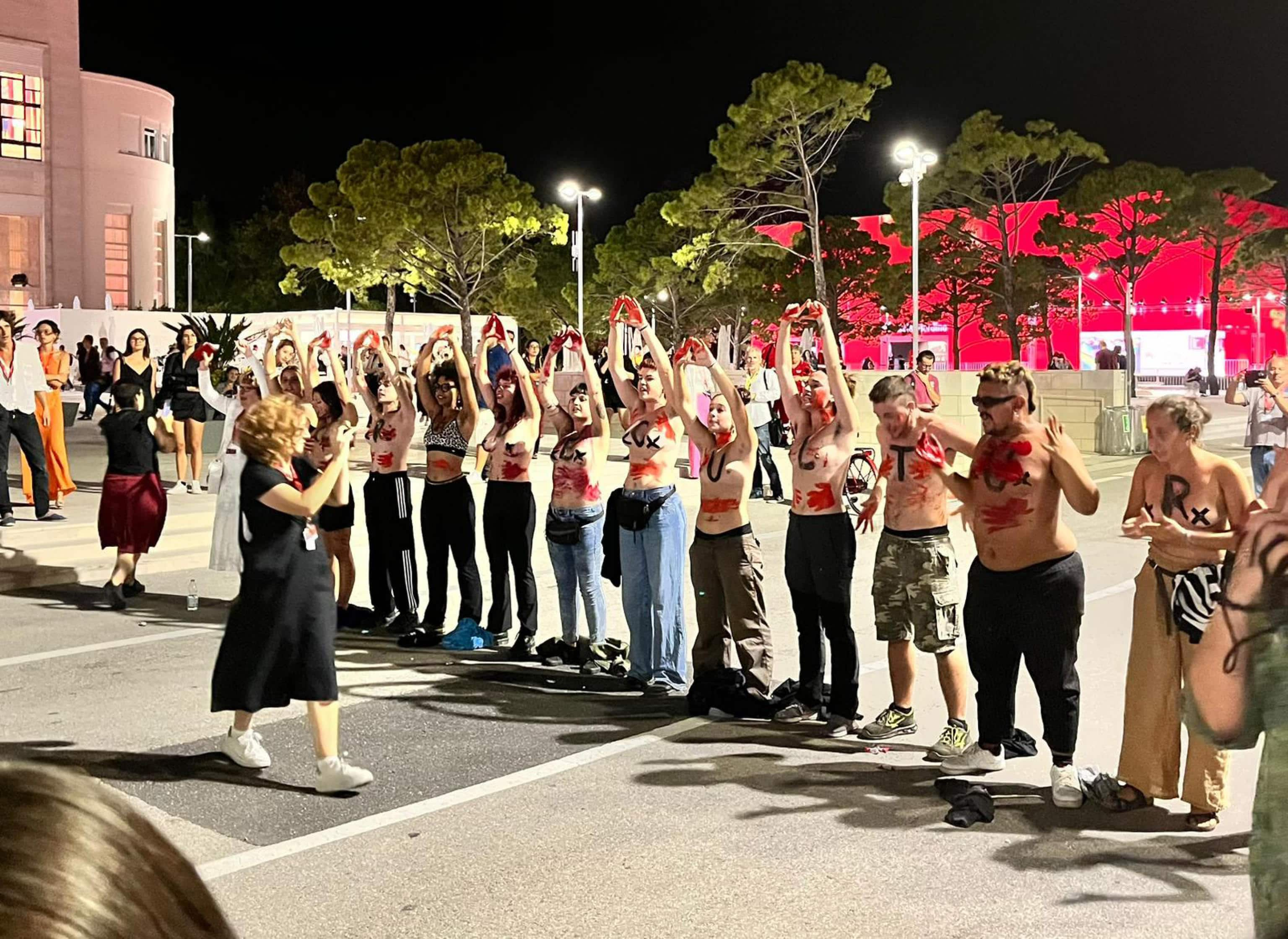 Clamorosa protesta questa sera davanti al tappeto rosso del Palazzo del cinema durante il red carpet di Coup de chance mentre passava il regista Woody Allen con la moglie Soon-Yi Previn, Venezia, 04 settembre 2023. "Spegnete i riflettori sugli stupratori" hanno gridato un gruppo di donne, ma anche alcuni uomini, inscenando un flash mob nella zona antistante tra il Palazzo e il Casinò anche mettendosi a seno nudo, prima di essere dispersi dalla sicurezza. Hanno diffuso un volantino in cui sottolinea la presenza al festival con altrettanti film di tre persone che sono state coinvolte in procedimenti penali per casi di abusi e violenze sessuali: Roman Polanski, Woody Allen e Luc Besson. 04 settembre 2023.
ANSA/ FRANCESCO GALLO