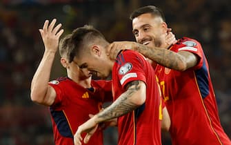 epa10915810 Spain's Oihan Sancet (C) celebrates with teammates after scoring the 2-0 goal during the UEFA EURO 2024 Group A qualifying soccer match between Spain and Scotland, in Seville, Spain, 12 October 2023.  EPA/Julio Munoz