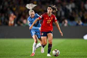 epa10809308 Alba Redondo of Spain (right) fights for the ball with Alex Greenwood of England during the FIFA Women's World Cup 2023 Final soccer match between Spain and England at Stadium Australia in Sydney, Australia, 20 August 2023.  EPA/DEAN LEWINS  AUSTRALIA AND NEW ZEALAND OUT