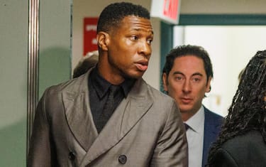 epa11036276 US actor Jonathan Majors (L) enters the courtroom as the jury deliberations continue in New York, New York, USA, 18 December 2023. Majors is accused of assaulting his ex-girlfriend Grace Jabbari.  EPA/SARAH YENESEL