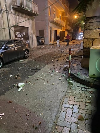 I detriti dopo l'esplosione di una palazzina a Ravanusa