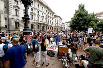 Manifestazione Priorita' alla Scuola in piazza Scala