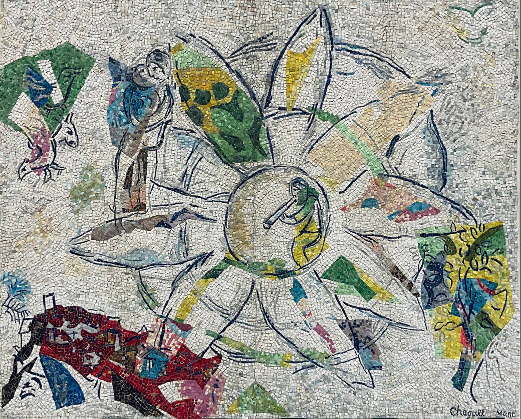 Marc Chagall, Le Grand Soleil, 1967, pietre, marmo, paste vitree, 340 x 420 cm collezione privata © Chagall®, by SIAE 2025 Photo: © Benoit Coignard