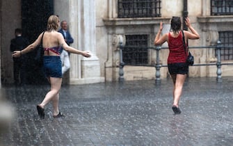 Turisti si riparano dalla pioggia per il temporale abbattutosi sulla Capitale, Roma, 03 settembre 2024. ANSA/ANGELO CARCONI