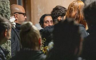 Fiaccolata in memoria di Manuel Mastrapasqua, accoltellato nella notte mentre tornava dal lavoro, nella foto la madre Angela viene abbracciata fuori da casa (MILANO - 2024-10-13, Massimo Alberico) p.s. la foto e' utilizzabile nel rispetto del contesto in cui e' stata scattata, e senza intento diffamatorio del decoro delle persone rappresentate