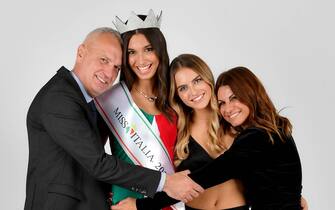 Salsomaggiore : Palazzo dei congressi . Miss Italia 2023 Francesca Bergesio . Nella foto : Francesca Bergesio con il padre Giorgio Maria Bergesio, la sorella Virginia e la mamma Ilaria