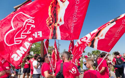Sciopero simbolico dei bagnini oggi lungo il litorale della provincia di Rimini, dove i lavoratori del servizio di salvataggio hanno protestato per chiedere condizioni lavorative più eque. Al centro della mobilitazione, la richiesta di turni più sostenibili, nuove assunzioni e un servizio di salvataggio strutturato in maniera più sicura ed efficiente.

La protesta, indetta nel pieno della stagione estiva, non ha comportato interruzioni del servizio: grazie alla precettazione disposta dalla Prefettura, i bagnini hanno comunque garantito la sorveglianza in torretta, mentre la manifestazione si è svolta in forma ordinata.

Il corteo è partito intorno alle 12.30 dalla zona dei bagni 36-37 di Rimini, snodandosi lungo il litorale fino a raggiungere il piazzale Boscovich. Nessun disagio segnalato per i turisti presenti in spiaggia. Rimini, 9 agosto 2025. ANSA/Ph Dorin Mihai, Pasquale Bove

____

EN:

Italy: Rimini lifeguards hold symbolic strike, no impact on beach safety. Prefect orders mandatory service

RIMINI, Italy, Aug 9 (ANSA) – Lifeguards along Rimini’s coastline staged a symbolic strike on Saturday to protest working conditions during the peak summer season. The workers are demanding more manageable shift schedules, additional personnel, and improved safety protocols for rescue operations.

Despite the strike announcement, no disruption to beach safety was reported. Under an order issued by the Prefect, lifeguards were required to remain at their posts, ensuring continuous coverage of the shoreline.

The demonstration, which unfolded without incident, included a peaceful march beginning at 12:30 p.m. near Rimini bathing areas 36–37 and proceeding along the seafront to Piazzale Boscovich. Tourists and beachgoers were largely unaffected. Rimini (Italy) august 9 2025, ANSA/Ph Dorin Mihai, Pasquale Bove