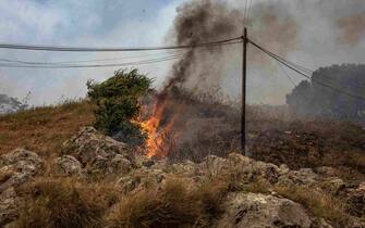 A moment of the rescue operations to put out the fire in Palermo, 25 July 2023.  Wildfires have swept Sicily amid Italy's latest heatwave and Palermo airport was briefly close to traffic amid an encroaching fire earlier Tuesday. ANSA/FRANCESCO MILITELLO MIRTO