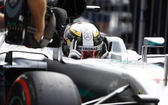 Autodromo Nazionale di Monza, Italy.
Saturday 03 September 2016.
Lewis Hamilton, Mercedes AMG, celebrates pole position in cocpkit as he enters parc ferme. An FOM camerman films the Briton.
World Copyright: Steven Tee/LAT Photographic
ref: Digital Image _R3I6607