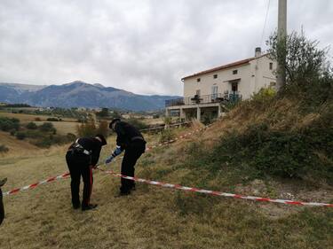 Una donna di 66 anni è stata trovata morta questa mattina nella sua abitazione a Casoli (Chieti). Secondo le prime informazioni, la donna sarebbe stata uccisa: è stata trovata in una pozza di sangue con una ferita da arma da taglio all'addome. Sul posto, nel paese di circa cinquemila abitanti dell'entroterra abruzzese, stanno operando i Carabinieri della compagnia di Lanciano (Chieti) e del Nucleo Operativo e Radiomobile di Chieti. Al momento il marito sarebbe irreperibile, 1 novembre 2023. ANSA/WALTER BERGHELLA