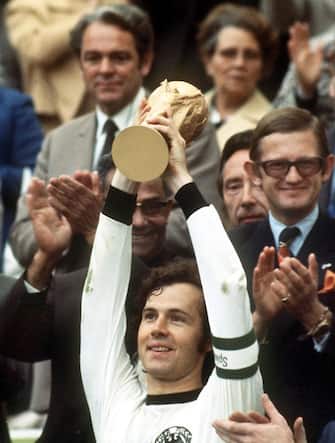 Il tedesco Franz Beckenbauer alza la coppa al cielo dopo aver vinto la finale dei Mondiali 1974 contro l'Olanda, in una immagine del 07 luglio 1974 a Monaco di Baviera.
ANSA/HARTMUT REEH/DRN
