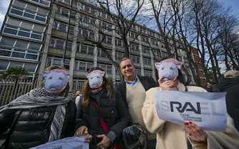 L'ex sindaco di Napoli Luigi de Magistris con manifestanti che indossano  le maschere dell' Alieno,  il personaggio che ha affiancato il cantante Ghali durante il festival di Sanremo, durante il presidio pro Palestina  all'esterno degli studi Rai di Napoli, 13 Febbraio 2024. ANSA/CIRO FUSCO