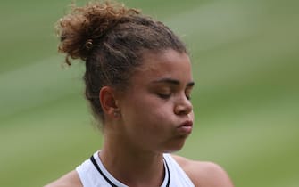 epa11475816 Jasmine Paolini of Italy reacts during her Women's Singles final match against Barbora Krejcikova of the Czech Republic at the Wimbledon Championships in London, Britain, 13 July 2024.  EPA/NEIL HALL  EDITORIAL USE ONLY