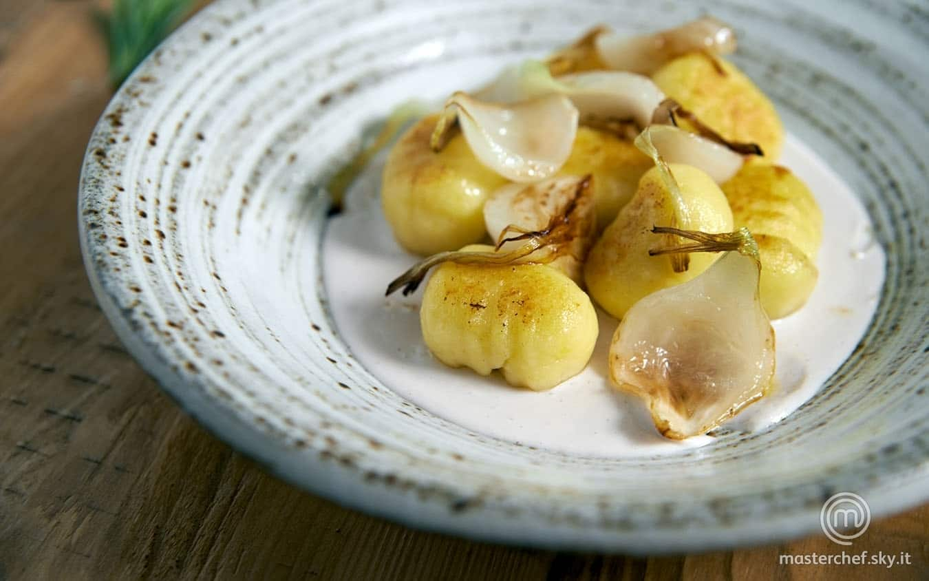 Gnocchi di patate dorati ripieni di baccalà mantecato