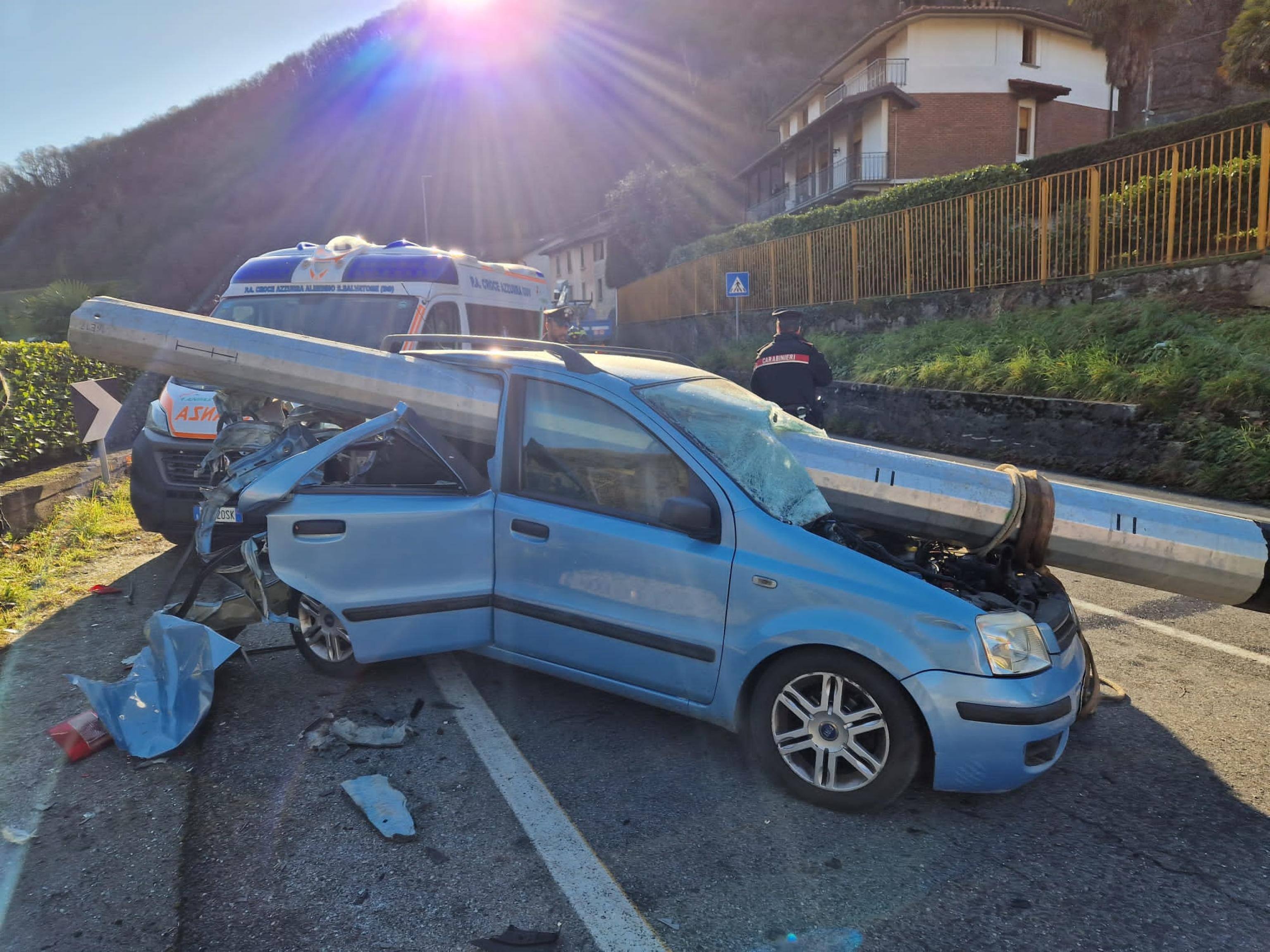 La Fiat Panda con un grosso palo in ferro conficcato nell'abitacolo