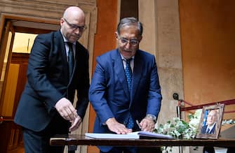 Il presidente della Camera, Lorenzo Fontana, (S) con il presidente del Senato, Ignazio La Russa (D), durante la camera ardente diellÕex presidente della Repubblica Giorgio Napolitano in Senato, Roma, 24 settembre 2023. ANSA/RICCARDO ANTIMIANI