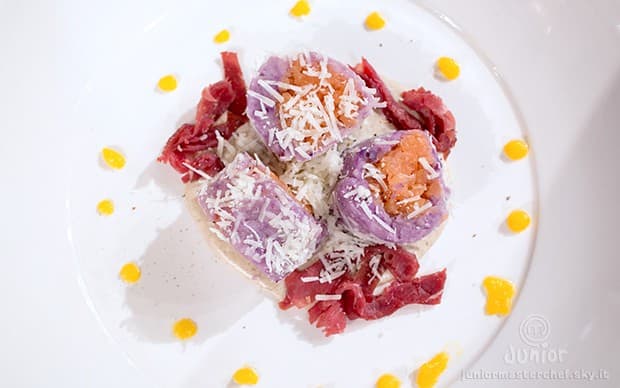 Sushi di patata viola e salmone su crema di funghi porcini