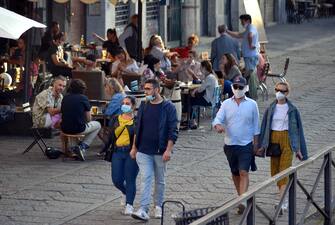 Milano, fase 2, verso la normalita, Movida sul Naviglio Grande e Darsena, con divieto di consumo alcolici passeggiando dopo le 19,00