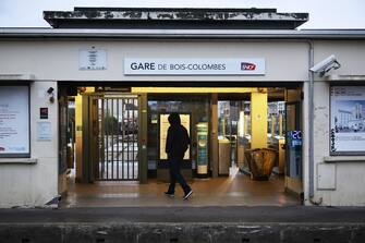 epa10538072 A commuter walks inside a suburban station during a day of national strike led by French trade unions against the government's reform to the pension system, in Colombes, France, 23 March 2023. Protests continue in France after the prime minister announced on 16 March 2023 the use of Article 49 paragraph 3 (49.3) of the French Constitution to have the text on the controversial pension reform law - raising retirement age from 62 to 64 - be definitively adopted without a vote.  EPA/CHRISTOPHE PETIT TESSON