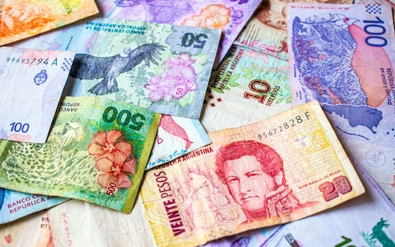 Argentina, Milei devalúa el peso un 50%: apreciación del FMI