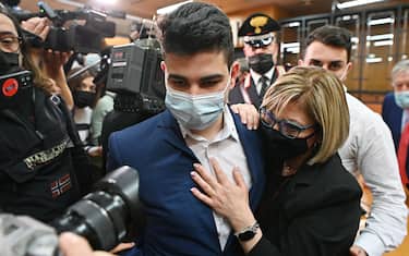 La madre Maria Cutoia con il figlio Alex Pompa dopo l’assoluzione per l’accusa di aver ha ucciso il padre violento per difendere la madre, Torino, 24 novembre 2021 ANSA/ ALESSANDRO DI MARCO